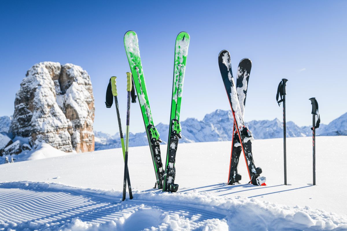 Ski uitrusting in de sneeuw